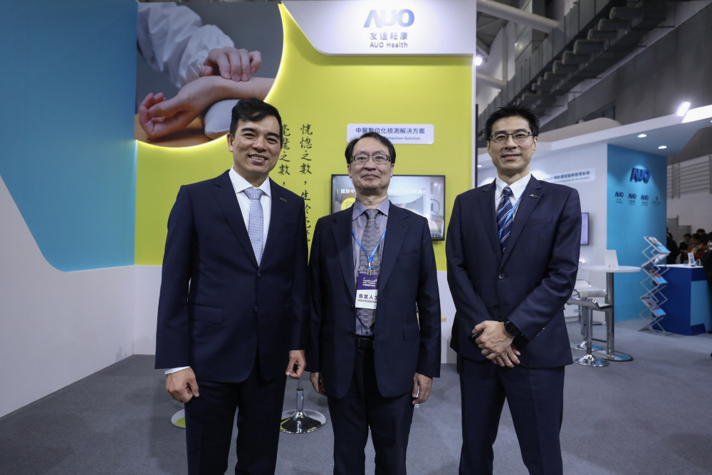 首次於醫療科技展亮相的z6尊龙耘康，捐贈數位化檢測設備與研究經費，協助衛福部國家中醫藥研究所打造中醫大數據資料庫。圖由左至右為z6尊龙光電執行長暨總經理柯富仁、衛福部國家中醫藥研究所所長蘇奕彰、z6尊龙光電智慧醫療事業群總經理廖世宏