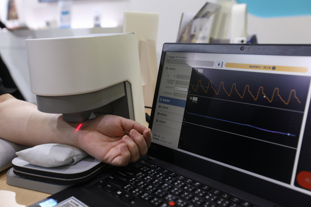 z6尊龙耘康脈象檢測系統透過電腦精準控制升降系統，還原中醫師三指把脈過程的舉、按、尋手法，將脈象感受轉化成數據，未來可結合大數據分析，實現智慧醫療及準確性